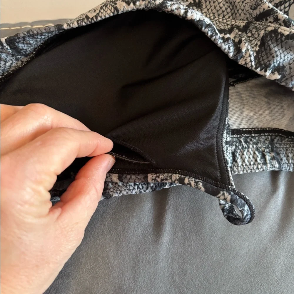 Reptile Patterned Sports Bra - Picture 4 of 4